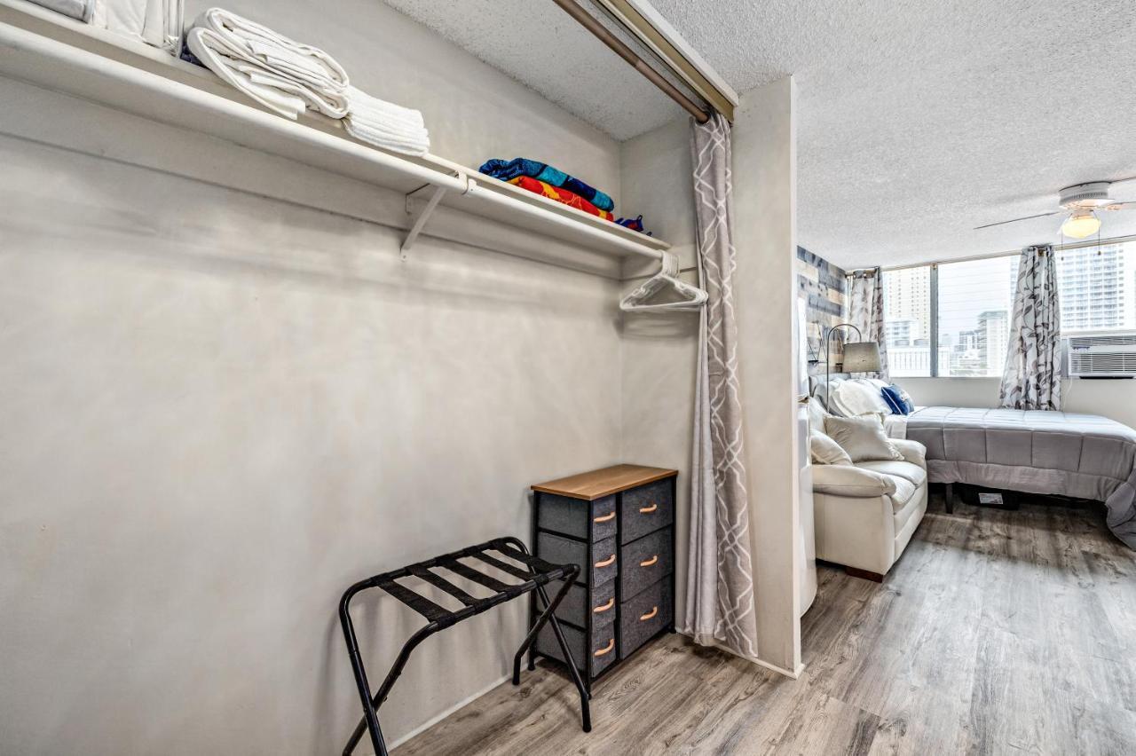 Modern Waikiki Condo Perfect For Beach Getaway! 檀香山 外观 照片